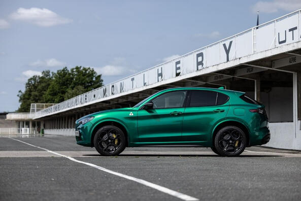 Review van de vernieuwde Italiaanse crossover Alfa Romeo Stelvio Foto 4