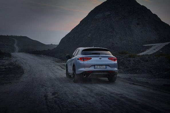 Review van de vernieuwde Italiaanse crossover Alfa Romeo Stelvio Foto 3