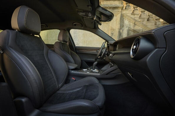 Review van de vernieuwde Italiaanse crossover Alfa Romeo Stelvio Foto 6