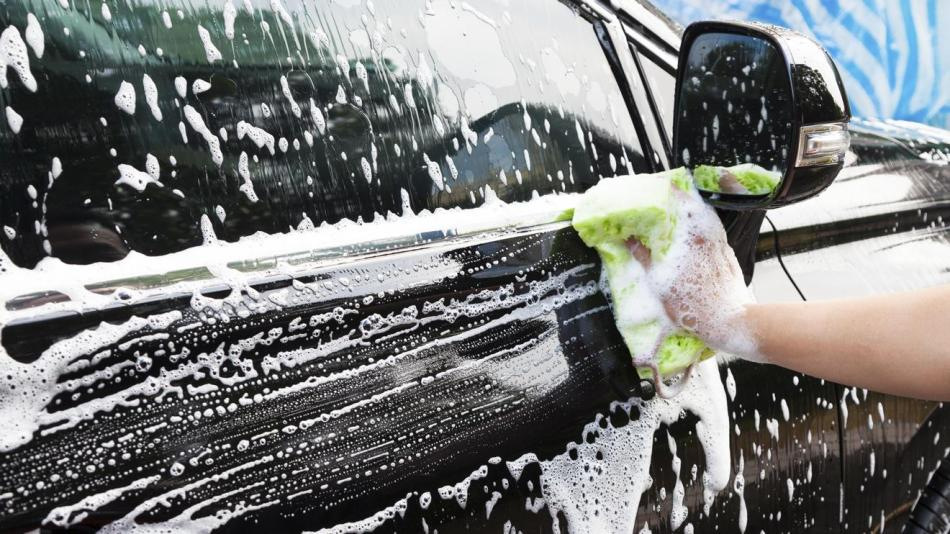 Kun je je auto wassen met huishoudmiddelen?