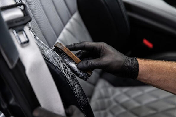 Zo kom je van schimmel in het auto-interieur af