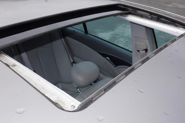Wat te doen als het schuifdak van je auto lekt?
