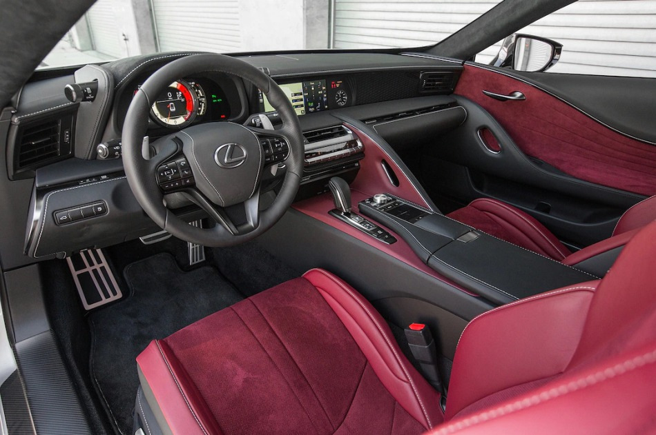 Alcantara in het auto-interieur: voordelen en kenmerken