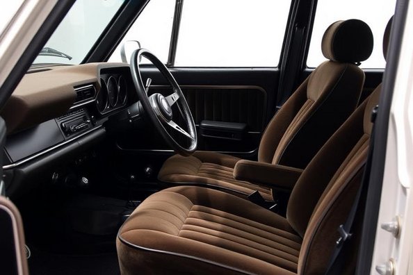 Hoe en waarmee reinig je het velours interieur van je auto?