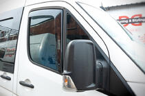 Mercedes Sprinter W906 2006–2018 Raamdeflectors, inbouw (semi-transparant, 2 st., Cagatay) foto 3