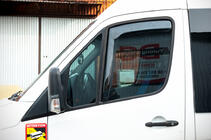 Mercedes Sprinter W906 2006–2018 Raamdeflectors, inbouw (semi-transparant, 2 st., Cagatay) foto 2