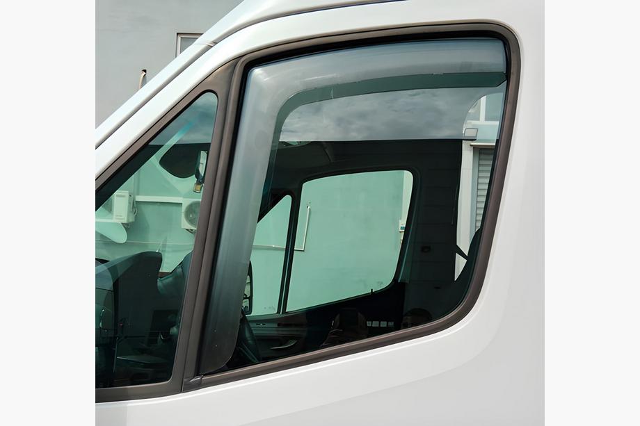 Mercedes Sprinter W907/W910 2018– Raamdeflectors, inbouw (semi-transparant, 2 st., Cagatay) Foto 1