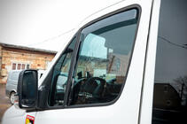 Volkswagen Crafter 2006–2016 Raamdeflectors, inbouw (semi-transparant, 2 st., Cagatay) foto 6