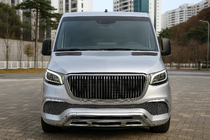 Mercedes Sprinter W907/W910 2018– Voorbumper met grille (Maybach) foto 1