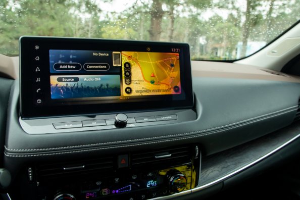 Wat is een multimedia­systeem in de auto?