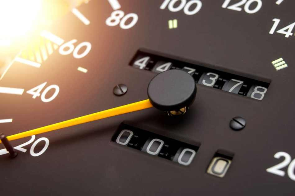 Zo herken je of de kilometerstand is teruggedraaid
