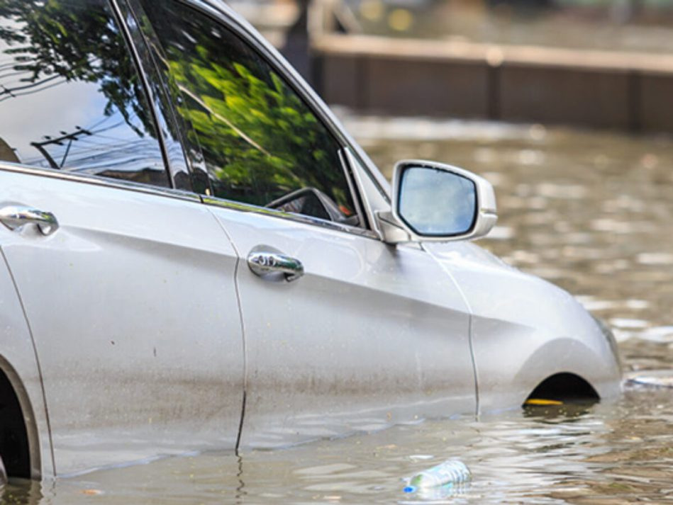 Wat te doen als je auto is overstroomd?