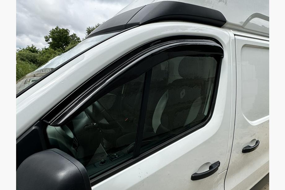 Opel Vivaro 2015–2019 Raamwindschermen EuroCap (2 stuks) Image
