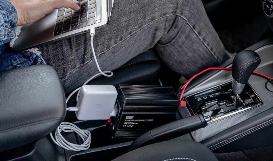 Zo krijg je 220 volt in de auto