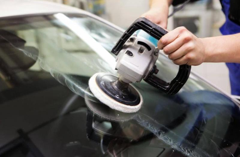 Waarom is het nodig om de voorruit van je auto te polijsten?