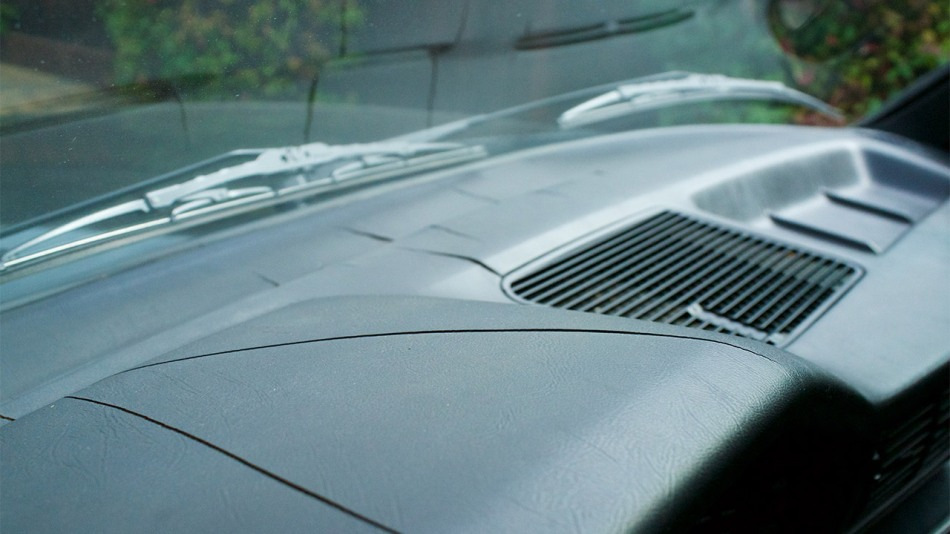 Zo herstel je het kunststof in het auto-interieur