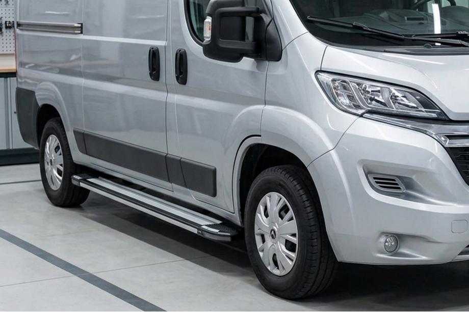 Opel Movano 2021– Rainbow side steps (2 stuks, aluminium) Middellange wielbasis Image