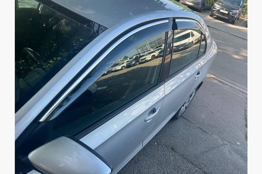 Skoda Rapid 2012–2019 Windschermen met chromen sierlijst Niken Luxury (4 stuks) Image