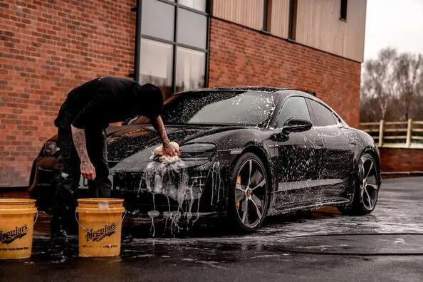 Zo was je je auto met de hand zonder de lak te beschadigen Foto 1