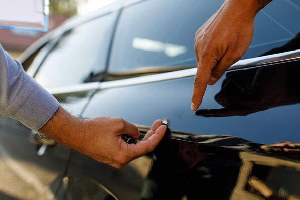 Snelle manieren om kleine krassen op de carrosserie te verwijderen