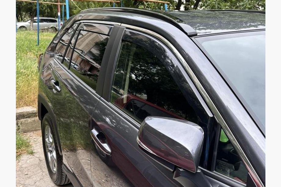Toyota Rav 4 2019–2025 In-channel raamdeflectoren Niken Luxury (4 stuks) Image