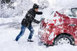 Zo krijg je je auto uit een sneeuwbank foto 1