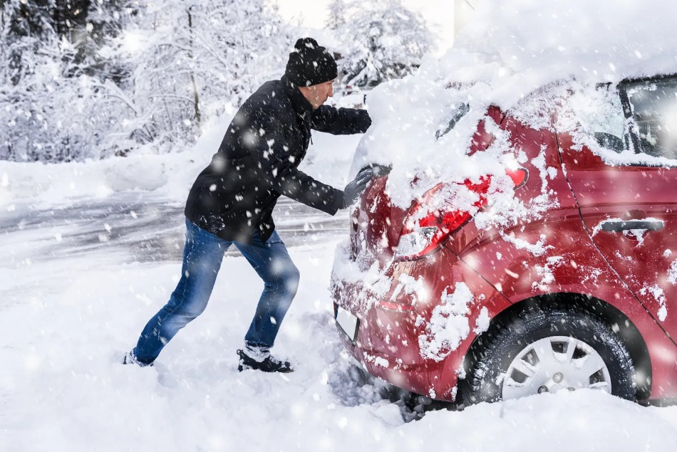 Zo krijg je je auto uit een sneeuwbank