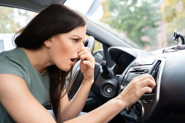 Zo verwijder je nare geur uit de luchtkanalen van je auto