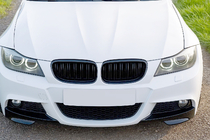 BMW 3-serie E90/E91 2005–2011 M-Look nierroosters (2008-2011, hoogglans zwart) foto 1