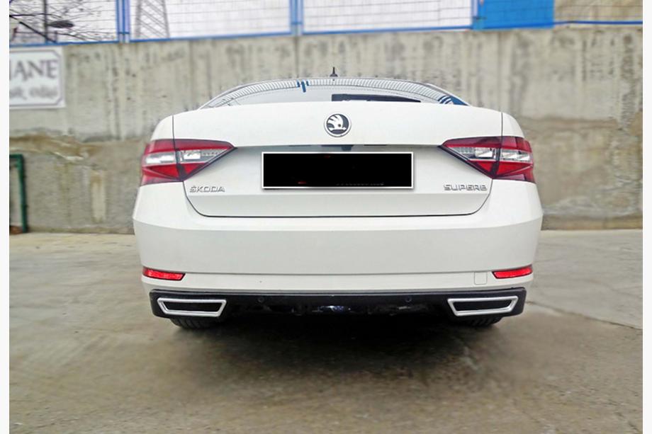 Skoda Superb 2015–2024 Achterdiffuser DPT V-2 (glanzend zwart) Foto 1