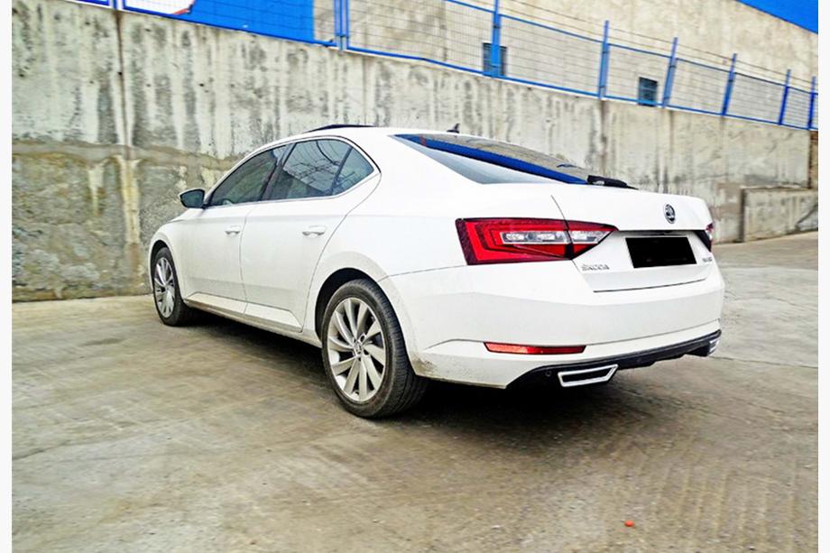 Skoda Superb 2015–2024 Achterdiffuser DPT V-2 (glanzend zwart) Foto 2