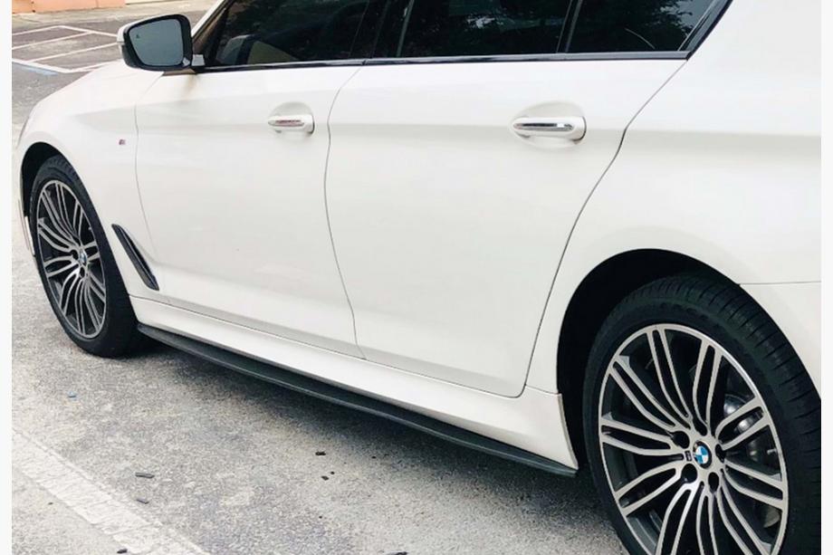 BMW 5 Serie G30/G31 2017–2023 DPT V-1 dorpelverlengers (voor M-Sport/M5 dorpels, hoogglans zwart) Foto 1