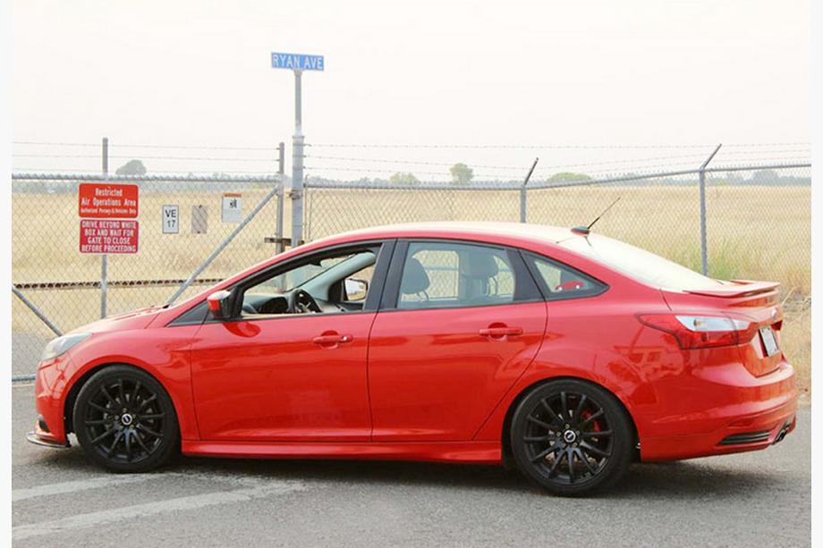 Ford Focus III 2011–2017 DPT sideskirts (SD, 2015-2017, hoogglans zwart) Foto 5