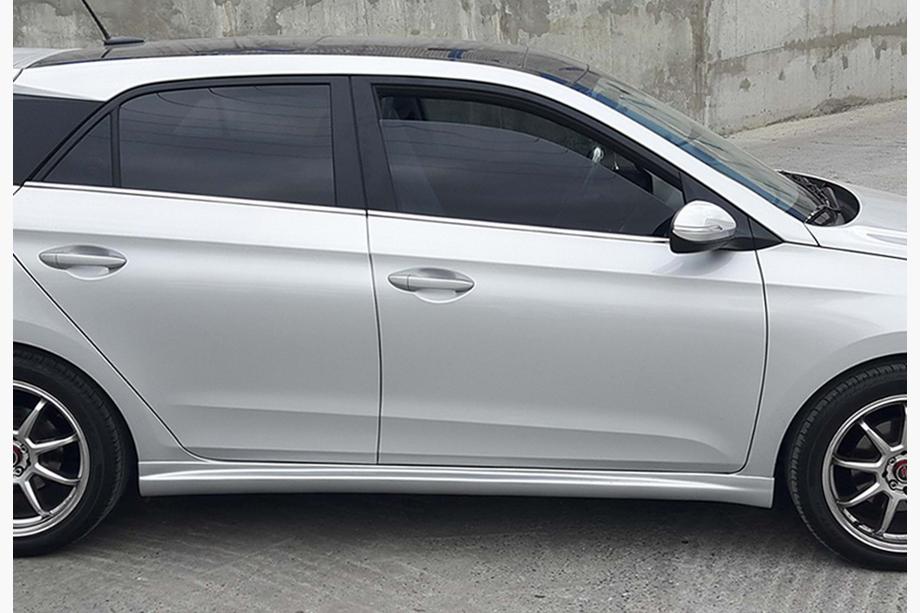 Hyundai I-20 2014–2020 DPT sideskirts (2014-2018, hoogglans zwart) Image