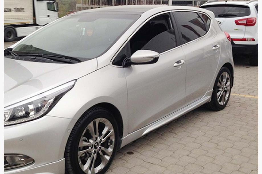 Kia Ceed 2012–2018 Sideskirts DPT (2012-2015, zwart hoogglans) Image