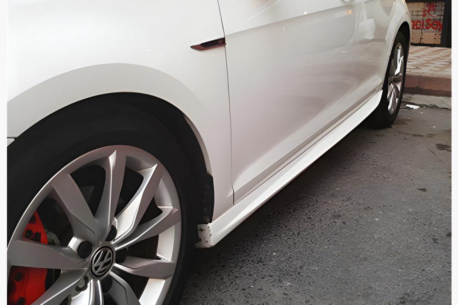 Volkswagen Golf 8 2019– Sideskirts DPT V-1 (hoogglans zwart) Image