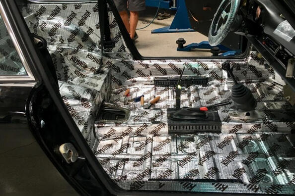 Wat kun je het beste geluidsisoleren in de auto?