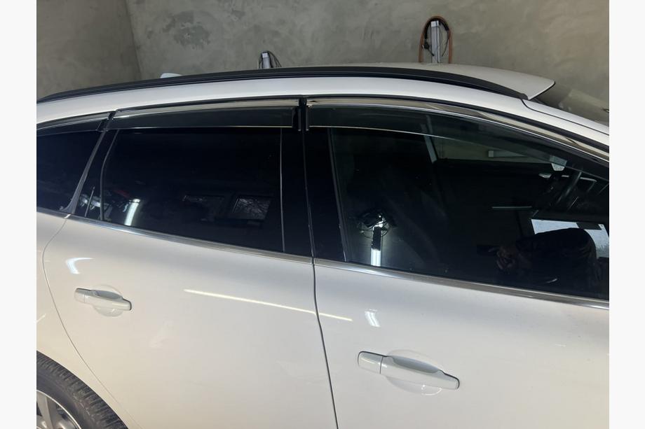 Volvo XC60 2009–2017 Raamwindschermen met chromen sierlijst Niken Luxury (6 stuks) Foto 6