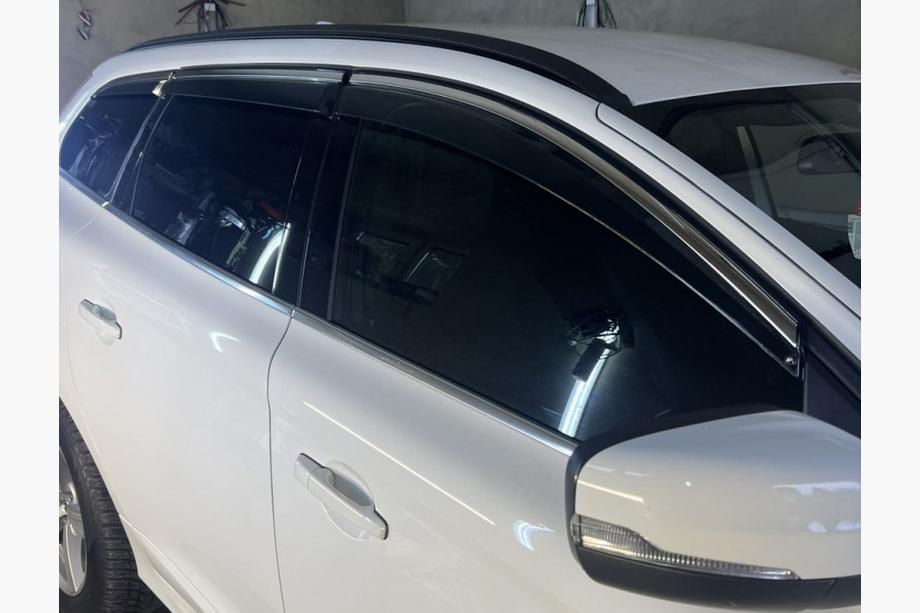 Volvo XC60 2009–2017 Raamwindschermen met chromen sierlijst Niken Luxury (6 stuks) Foto 1