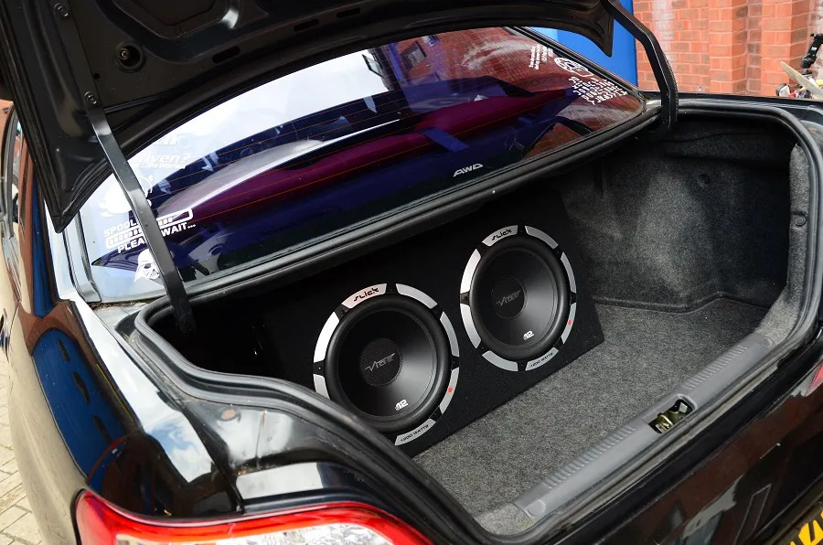 Subwoofer in de auto: wat is het en waarom heb je er een nodig?