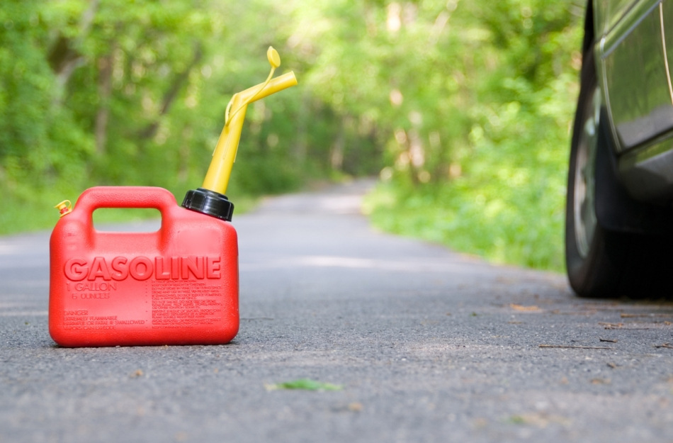 Kun je benzine bewaren in een plastic jerrycan?