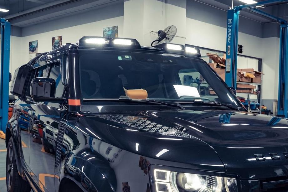 Land Rover Defender 2019– Voorruit zonnevizier met 4 LED's Foto 1