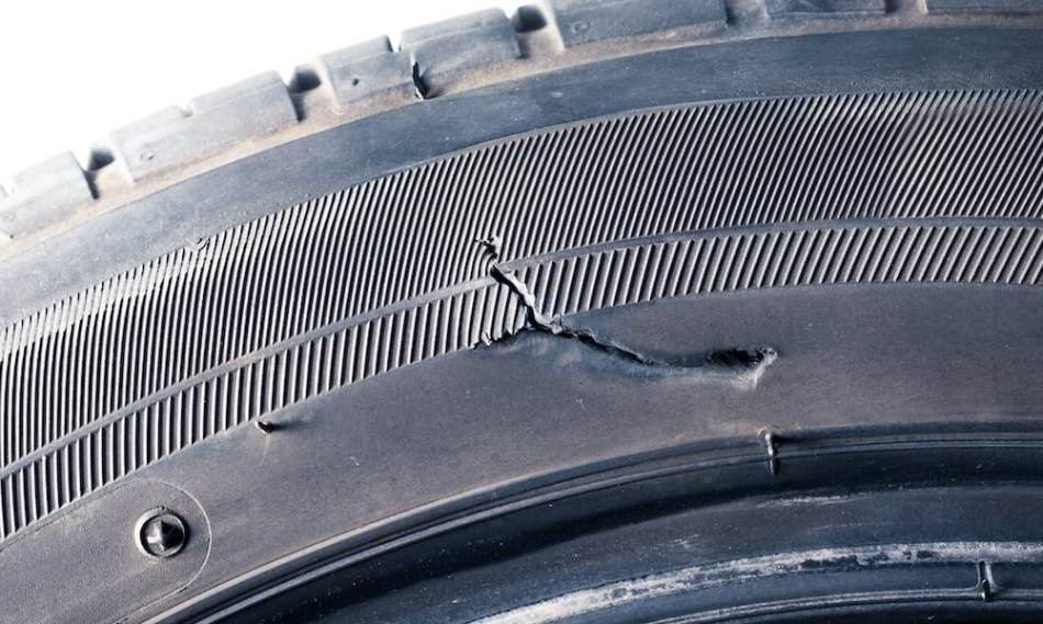 Wat te doen bij een zijdelingse snee in een autoband?