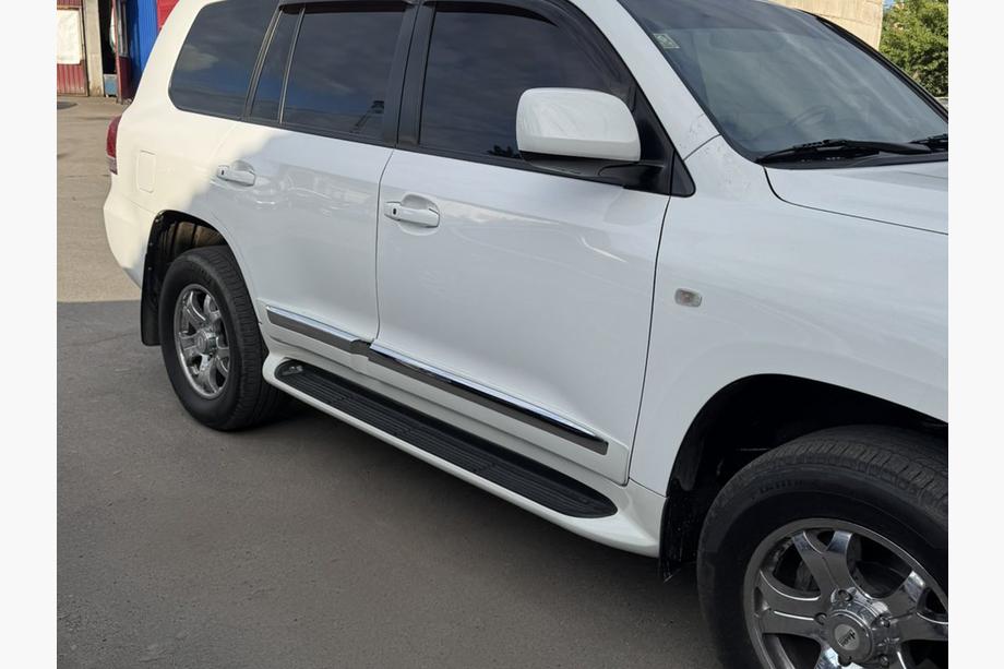 Lexus LX570/450d 2008–2022 Zijtreden V2 Zwarte kleur Foto 7