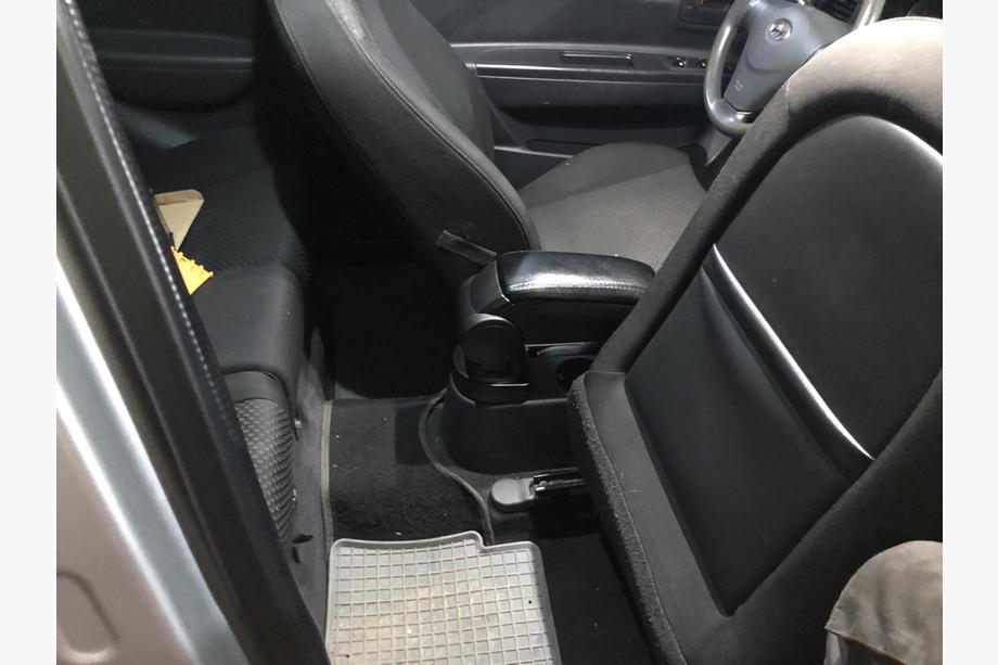 Hyundai Accent 2006–2010 Armsteun (in bekerhouder) Foto 4