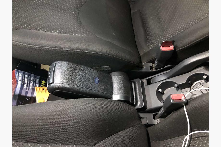 Hyundai Accent 2006–2010 Armsteun (in bekerhouder) Foto 3