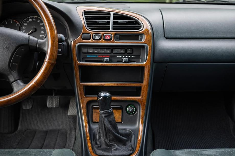 Mazda 323 1977–2003 Dashboard sierlijsten (walnoot, F 1994-1997) Foto 1