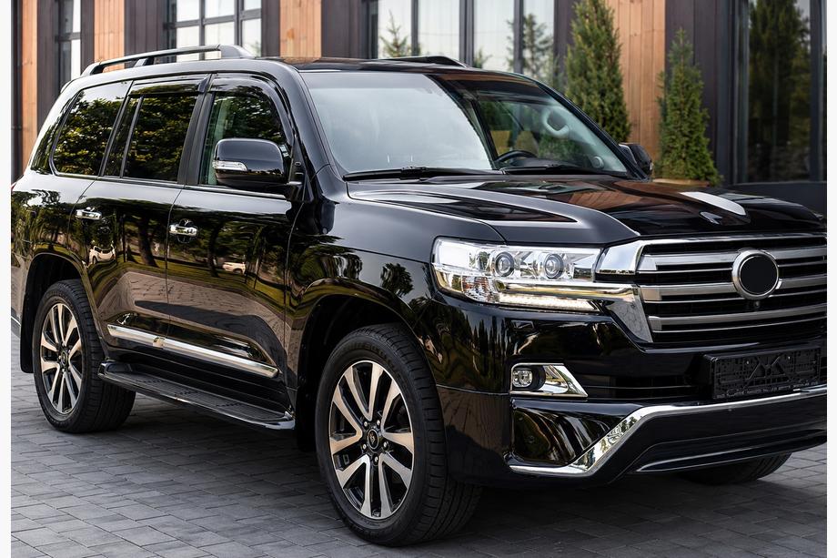 Toyota Land Cruiser 200 2007–2021 Frontlip spoiler 2016↗ (Executive 2016) Zwarte kleur Foto 9