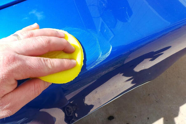 Kun je gewone wax aanbrengen op een natte auto?