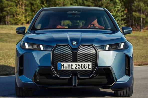 Review van de vernieuwde elektrische crossover BMW iX 2025